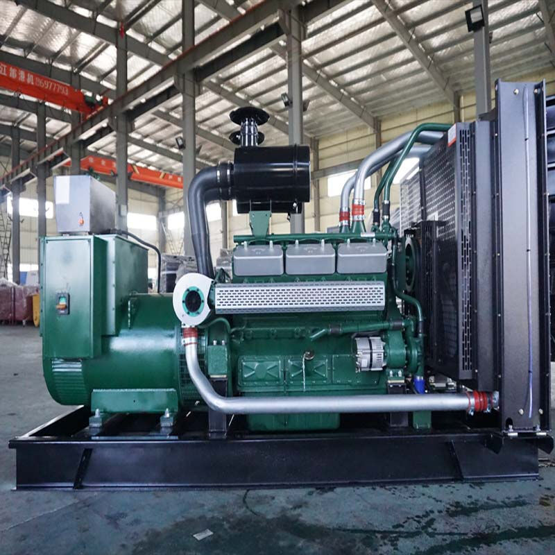 柴油发电机原理，在活塞上行的挤压下，体积缩小，温度迅速升高，达到柴油的燃点